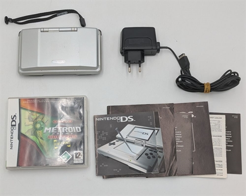 Nintendo DS - Platinum Silver - Metroid Prime Hunters Bundle - Konsol - SNR NEH10328682 (B Grade) (Genbrug)